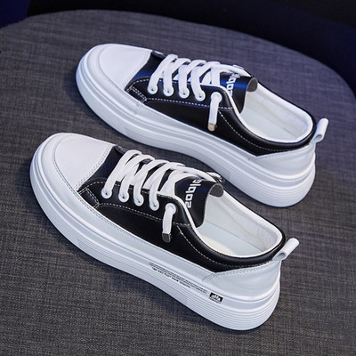 Casual αθλητικά παπούτσια από οικολογικό δέρμα με επιγραφή και μεταλλικό στοιχείο για γυναίκες