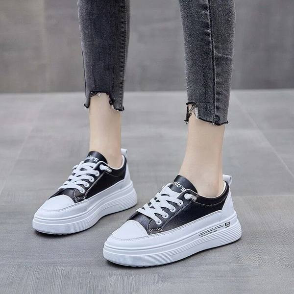 Casual αθλητικά παπούτσια από οικολογικό δέρμα με επιγραφή και μεταλλικό στοιχείο για γυναίκες