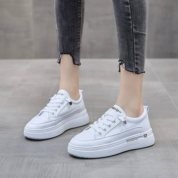 Casual αθλητικά παπούτσια από οικολογικό δέρμα με επιγραφή και μεταλλικό στοιχείο για γυναίκες