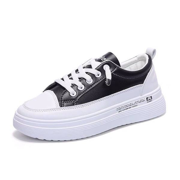 Casual αθλητικά παπούτσια από οικολογικό δέρμα με επιγραφή και μεταλλικό στοιχείο για γυναίκες