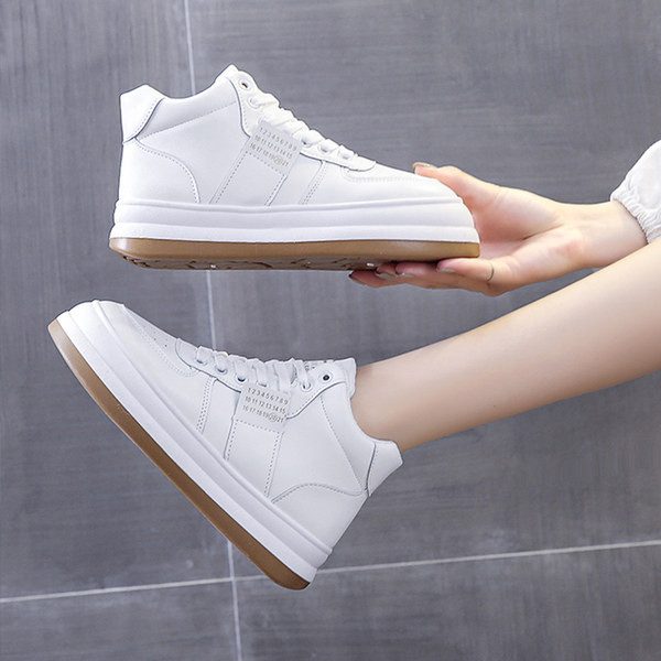 Novi model tenisica od umjetne kože sa ravnim đonom