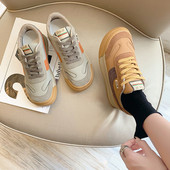 Casual γυναικεία αθλητικά παπούτσια με κορδόνια - μπεζ και γκρι χρώμα