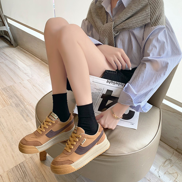 Casual γυναικεία αθλητικά παπούτσια με κορδόνια - μπεζ και γκρι χρώμα