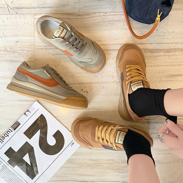 Casual γυναικεία αθλητικά παπούτσια με κορδόνια - μπεζ και γκρι χρώμα