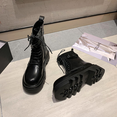 Cizme de dama din piele cu talpa aspra si sireturi