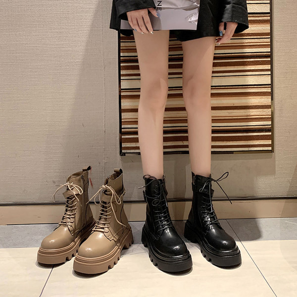 Cizme de dama din piele cu talpa aspra si sireturi