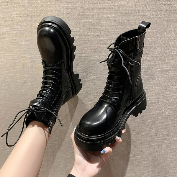 Cizme de dama din piele cu talpa aspra si sireturi