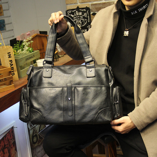 Κομψή ανδρική τσάντα με κοντή και μακριά λαβή από οικολογικό δέρμα