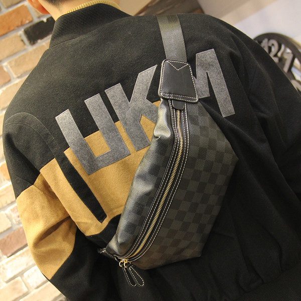 Ανδρική μοντέρνα τσάντα με φερμουάρ στον ώμο