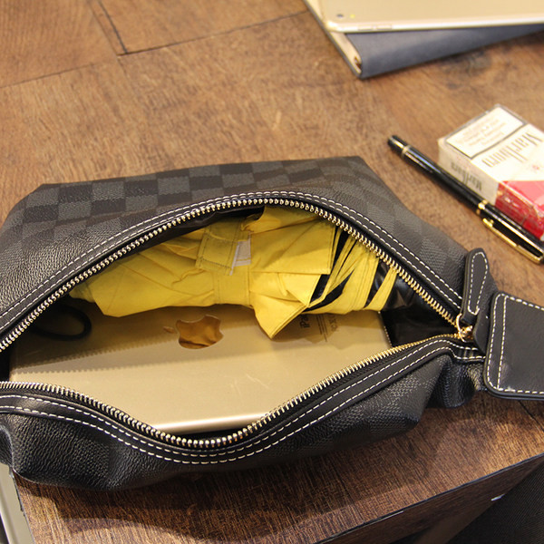 Ανδρική μοντέρνα τσάντα με φερμουάρ στον ώμο