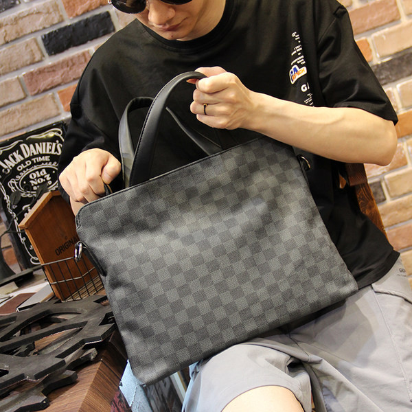 Κομψή ανδρική τσάντα με κοντές και μακριές λαβές