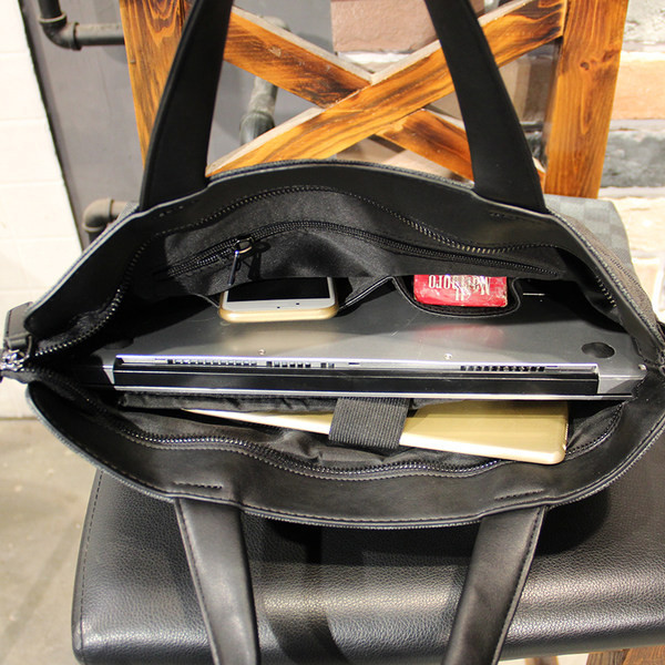 Κομψή ανδρική τσάντα με κοντές και μακριές λαβές