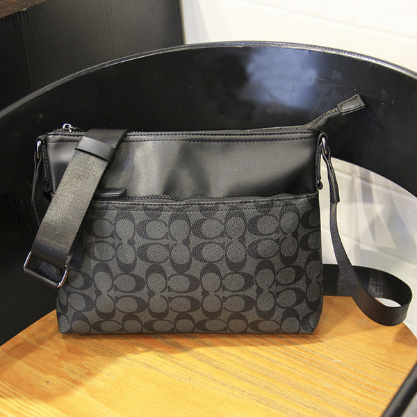 Μοντέρνα ανδρική τσάντα με μακριά λαβή για τον ώμο