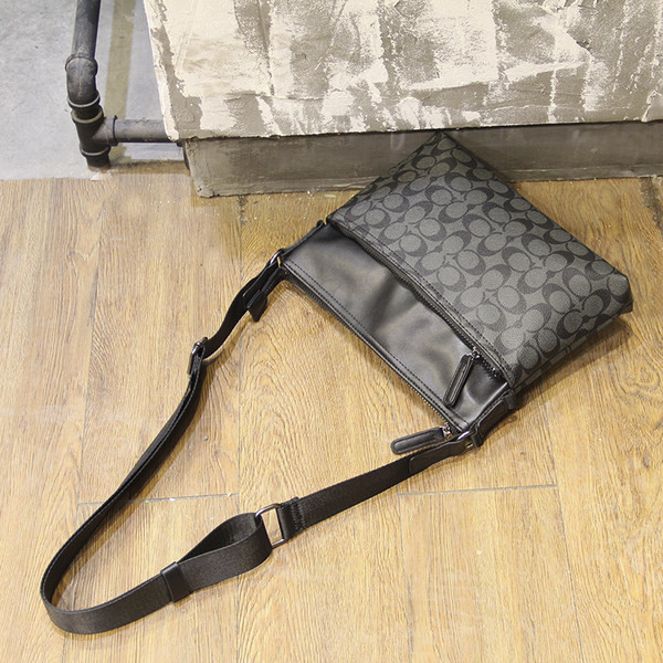 Μοντέρνα ανδρική τσάντα με μακριά λαβή για τον ώμο