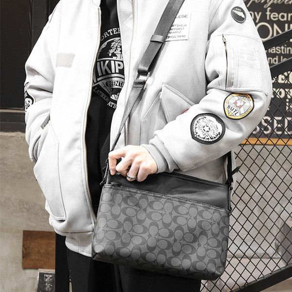 Μοντέρνα ανδρική τσάντα με μακριά λαβή για τον ώμο