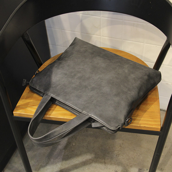 Ανδρική κομψή τσάντα απλό μοντέλο με κοντή λαβή