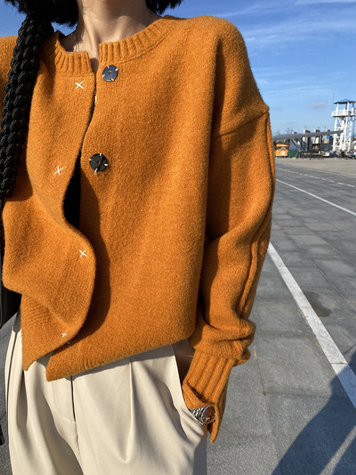 Γυναικεία ζακέτα  με χαμηλό γιακά και κουμπιά