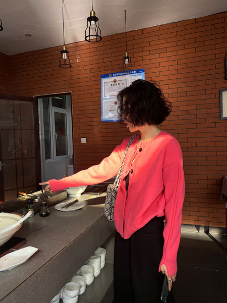 Γυναικεία ζακέτα  με χαμηλό γιακά και κουμπιά