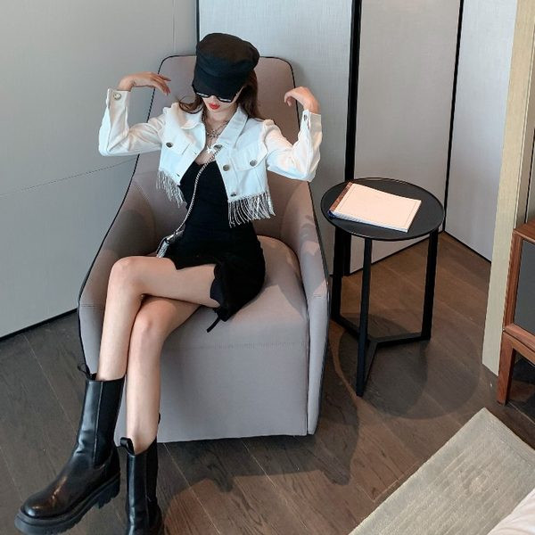 Jachetă scurtă din denim cu nasturi și franjuri în culoarea albă