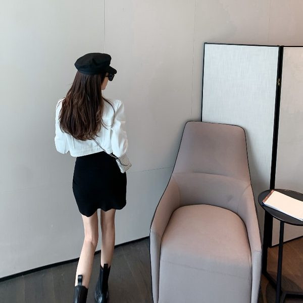 Jachetă scurtă din denim cu nasturi și franjuri în culoarea albă