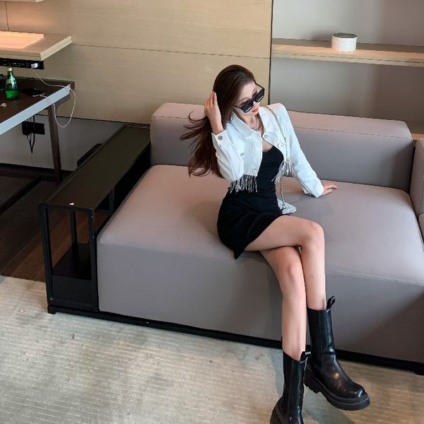 Jachetă scurtă din denim cu nasturi și franjuri în culoarea albă