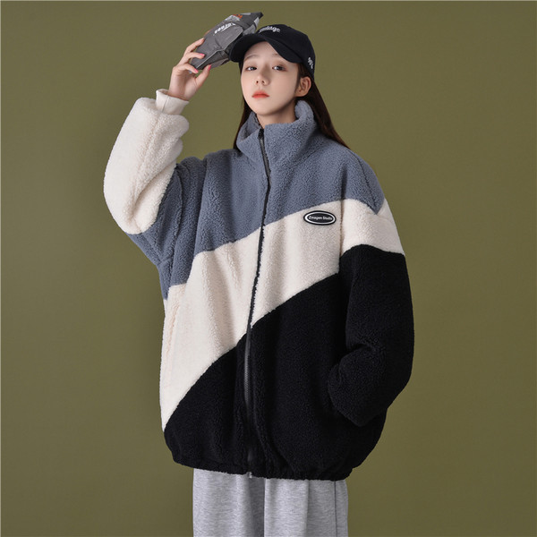 Ženski kaputić s kaputom s patentnim zatvaračem i ovratnikom