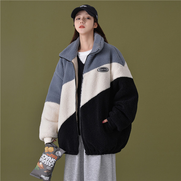 Ženski kaputić s kaputom s patentnim zatvaračem i ovratnikom