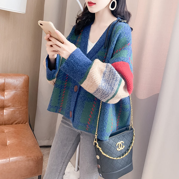 Palton scurt de dama cu decolteu spitz - model larg