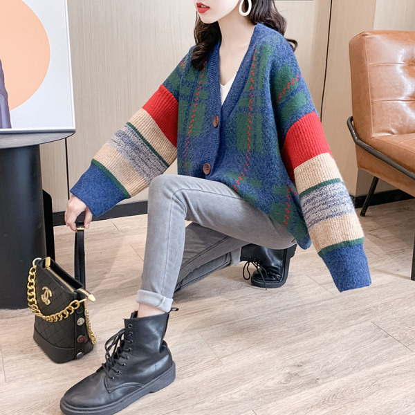 Palton scurt de dama cu decolteu spitz - model larg