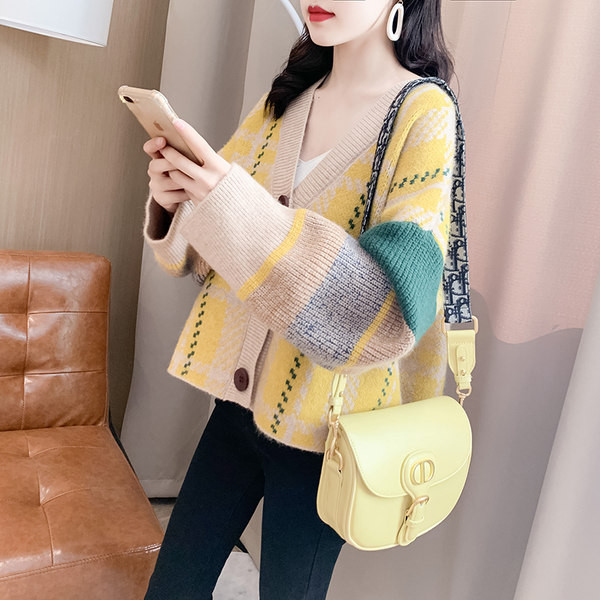 Palton scurt de dama cu decolteu spitz - model larg