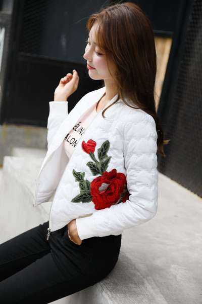 Γυναικείο κοντό μπουφάν με φερμουάρ και κεντημένο λουλούδι