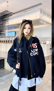 Γυναικείο casual μπουφάν με πολύχρωμες τσέπες με επιγραφή και φερμουάρ