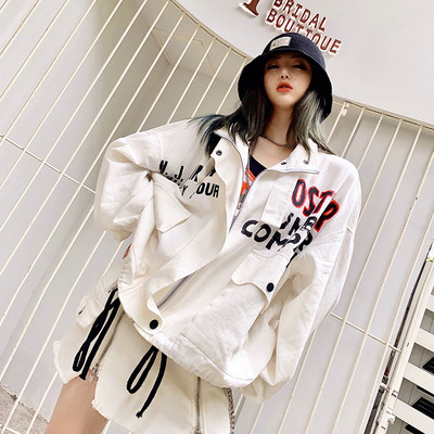 Γυναικείο casual μπουφάν με πολύχρωμες τσέπες με επιγραφή και φερμουάρ