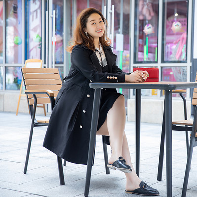 Γυναικείο παλτό με χρυσά κουμπιά - μαύρο χρώμα