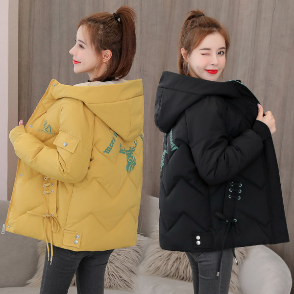 Moteriška paminkštinta striukė su gobtuvo aplikacijomis ir metaliniais elementais