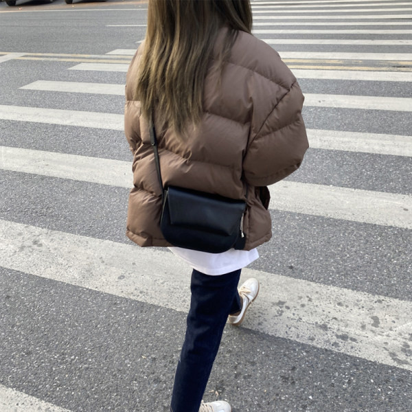 Široki model ženske zimske jakne sa dubokim džepovima