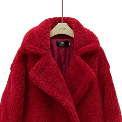 Moderan ženski dugi kaput jednobojnog modela s gumbima