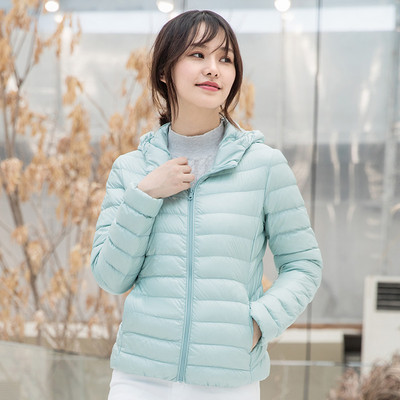 Μονόχρωμο γυναικείο μπουφάν με φερμουάρ και κουκούλα