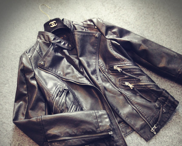 Ženska kožna jakna crne boje sa džepovima