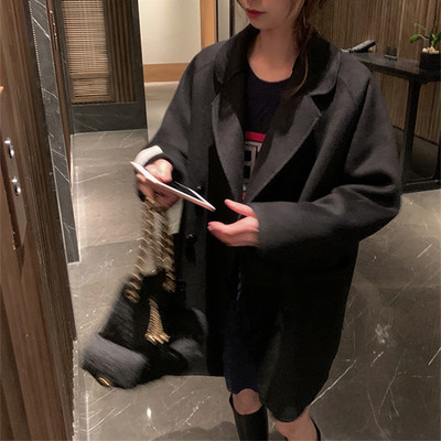 Μοντέρνο γυναικείο παλτό με μεγάλες τσέπες