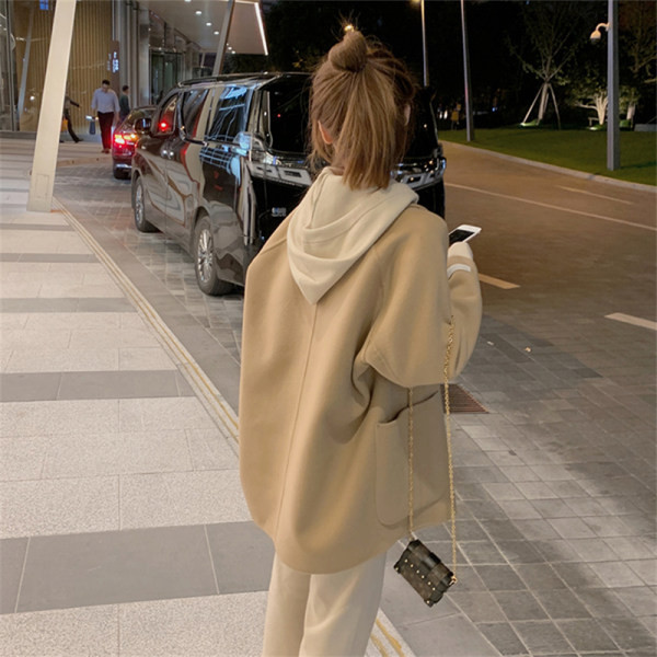 Μοντέρνο γυναικείο παλτό με μεγάλες τσέπες