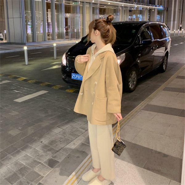 Μοντέρνο γυναικείο παλτό με μεγάλες τσέπες