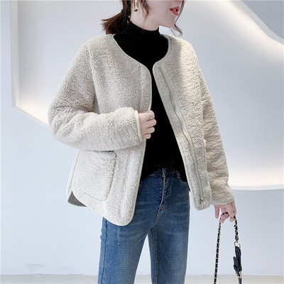 Βελούδινο γυναικείο μπουφάν κοντό μοντέλο κατάλληλο για το φθινόπωρο και  το χειμώνα