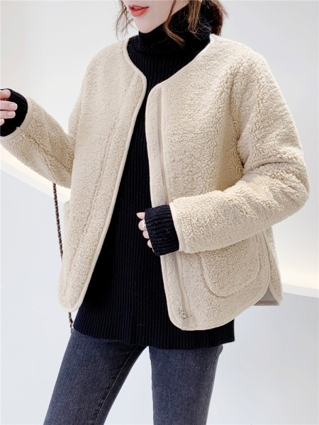 Βελούδινο γυναικείο μπουφάν κοντό μοντέλο κατάλληλο για το φθινόπωρο και  το χειμώνα