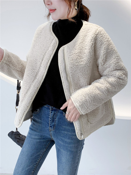 Βελούδινο γυναικείο μπουφάν κοντό μοντέλο κατάλληλο για το φθινόπωρο και  το χειμώνα