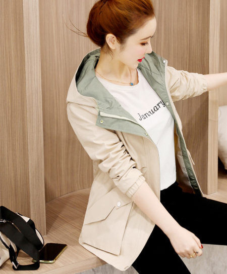 Geaca de dama de toamna cu broderie pe spate si gluga