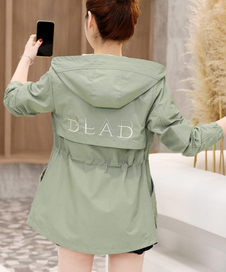 Geaca de dama de toamna cu broderie pe spate si gluga