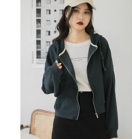 Ženska majica s kapuljačom i patentnim zatvaračem