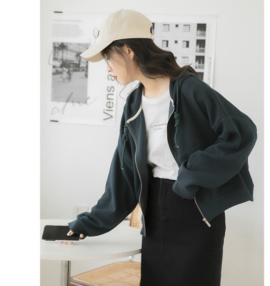 Ženska majica s kapuljačom i patentnim zatvaračem