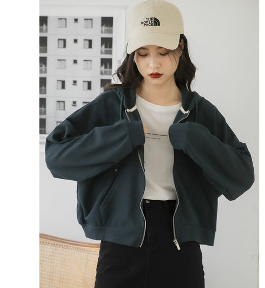 Ženska majica s kapuljačom i patentnim zatvaračem